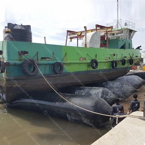 Nave con scalo di alaggio che lancia airbag in gomma